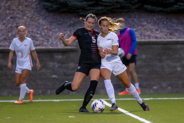 Pioneers fall 2-0 to No. 10 Eagles