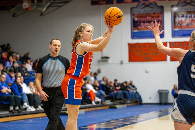 Big First Half Guides Pioneers to 68-58 Win Over UW-Stevens Point