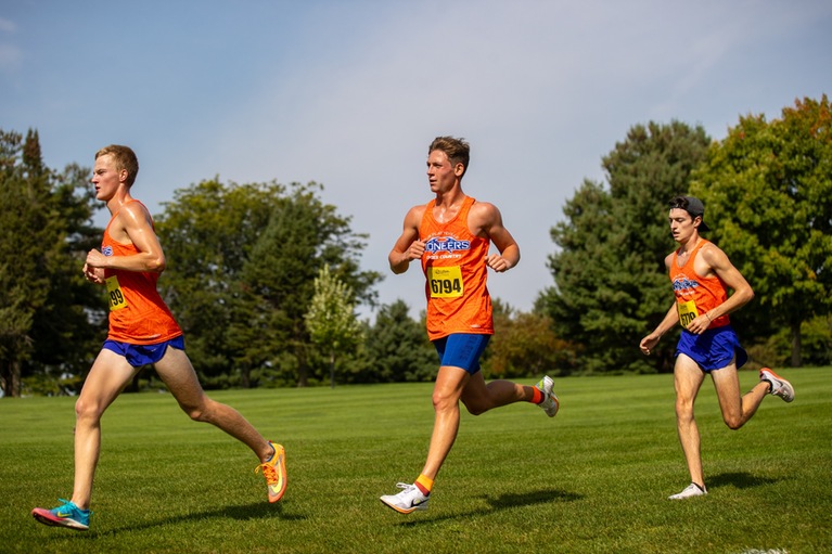 Pioneers Run At Blugold Invite Friday